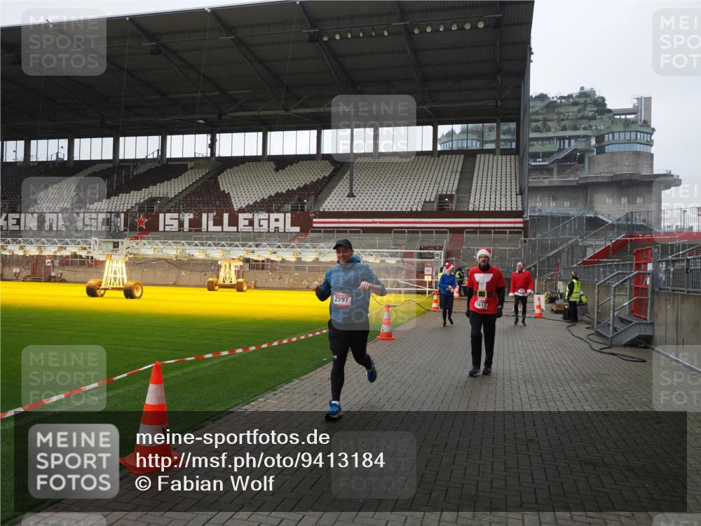 07.12.2025 - St. Pauli X-Mass-Run No. 15 Fabian Wolf http://msf.ph/oto/9413184 07.12.2025 11:19:11 Ziel 295, 302, 1617, 2597, 2788, 3205 meine-sportfotos.de