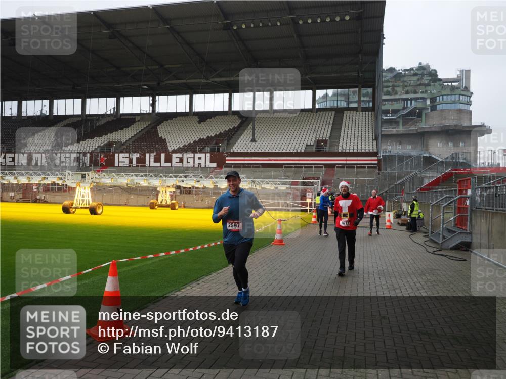 07.12.2025 - St. Pauli X-Mass-Run No. 15 Fabian Wolf http://msf.ph/oto/9413187 07.12.2025 11:19:12 Ziel 295, 302, 1617, 2597, 2788, 3205 meine-sportfotos.de
