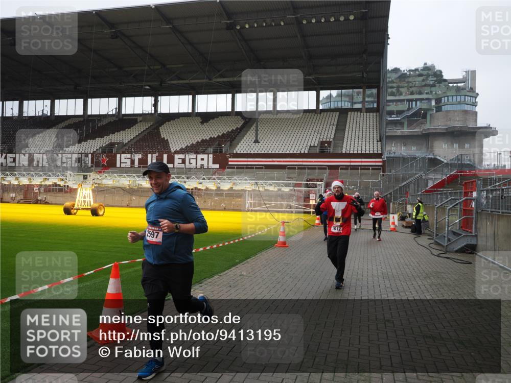 07.12.2025 - St. Pauli X-Mass-Run No. 15 Fabian Wolf http://msf.ph/oto/9413195 07.12.2025 11:19:12 Ziel 295, 302, 1617, 2597, 2788, 3205 meine-sportfotos.de