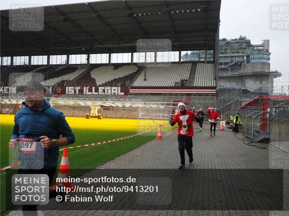 07.12.2025 - St. Pauli X-Mass-Run No. 15 Fabian Wolf http://msf.ph/oto/9413201 07.12.2025 11:19:13 Ziel 295, 302, 1617, 2597, 2788, 3205 meine-sportfotos.de