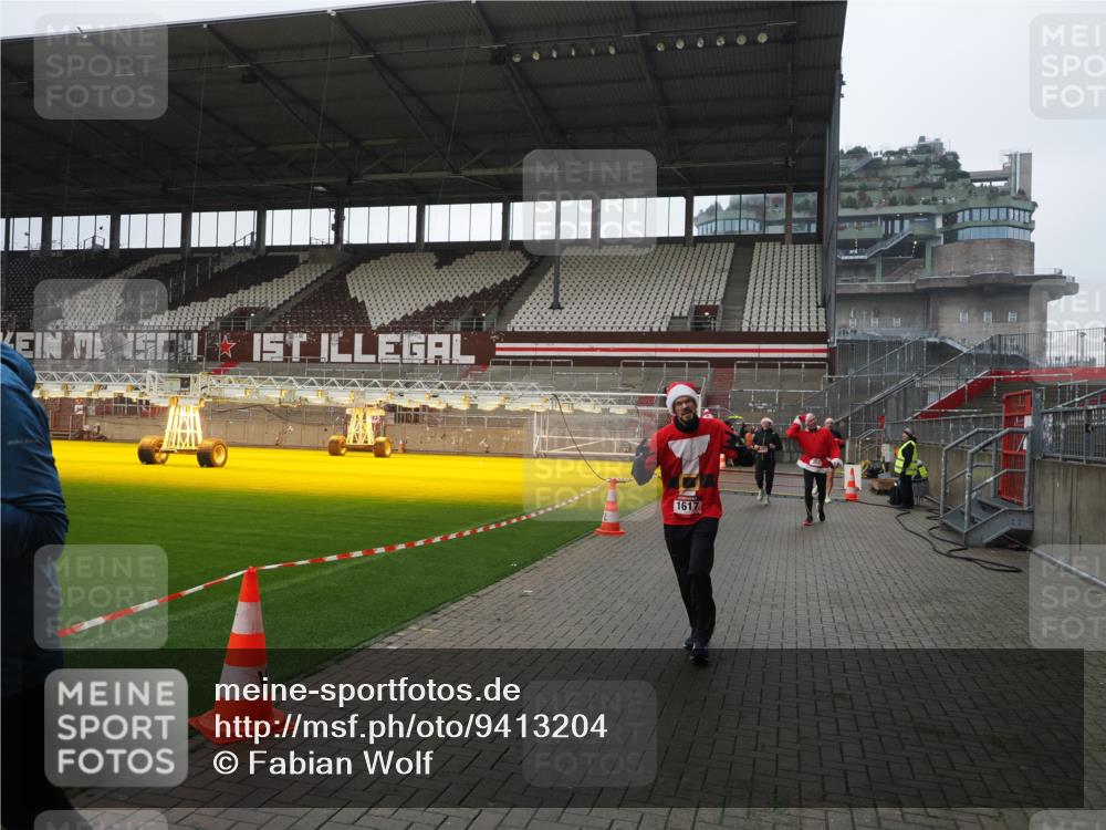 07.12.2025 - St. Pauli X-Mass-Run No. 15 Fabian Wolf http://msf.ph/oto/9413204 07.12.2025 11:19:13 Ziel 295, 302, 1617, 2597, 2788, 3205 meine-sportfotos.de