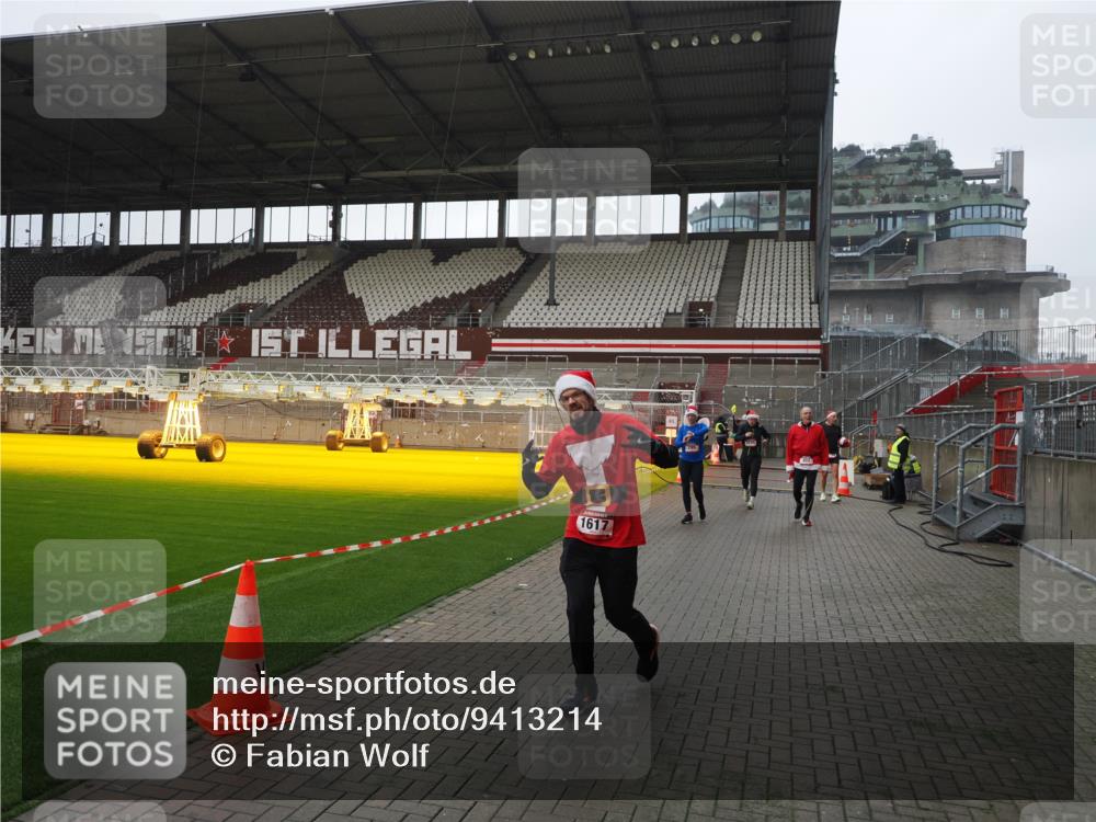 07.12.2025 - St. Pauli X-Mass-Run No. 15 Fabian Wolf http://msf.ph/oto/9413214 07.12.2025 11:19:13 Ziel 295, 302, 1617, 2597, 2788, 3205 meine-sportfotos.de