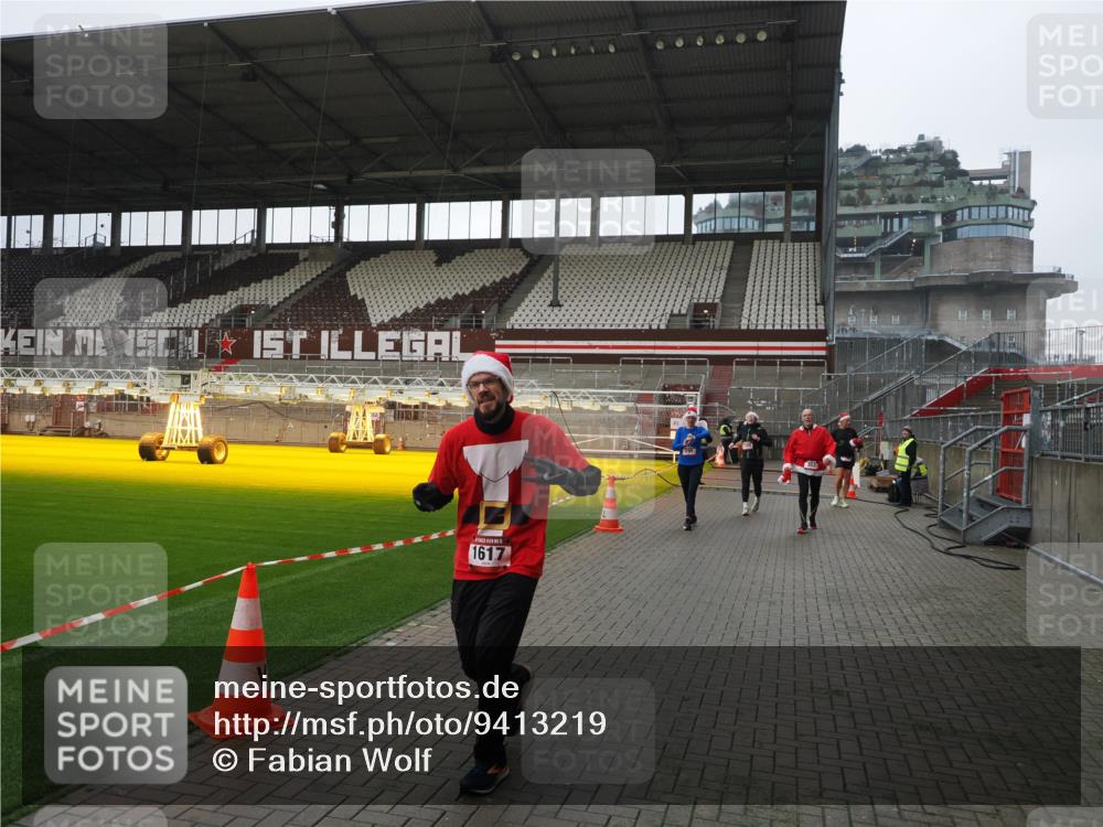 07.12.2025 - St. Pauli X-Mass-Run No. 15 Fabian Wolf http://msf.ph/oto/9413219 07.12.2025 11:19:14 Ziel 295, 302, 1617, 2597, 2788, 3205 meine-sportfotos.de