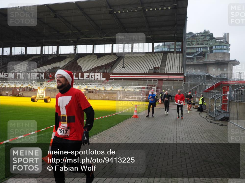 07.12.2025 - St. Pauli X-Mass-Run No. 15 Fabian Wolf http://msf.ph/oto/9413225 07.12.2025 11:19:14 Ziel 295, 302, 1617, 2597, 2788, 3205 meine-sportfotos.de