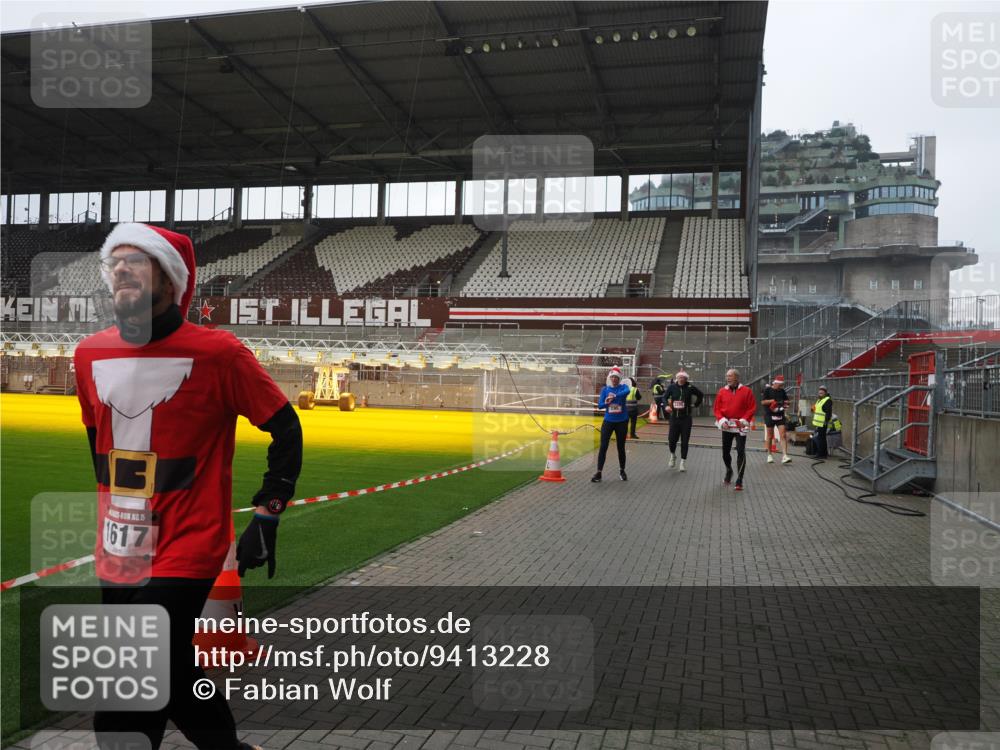 07.12.2025 - St. Pauli X-Mass-Run No. 15 Fabian Wolf http://msf.ph/oto/9413228 07.12.2025 11:19:14 Ziel 295, 302, 1617, 2597, 2788, 3205 meine-sportfotos.de