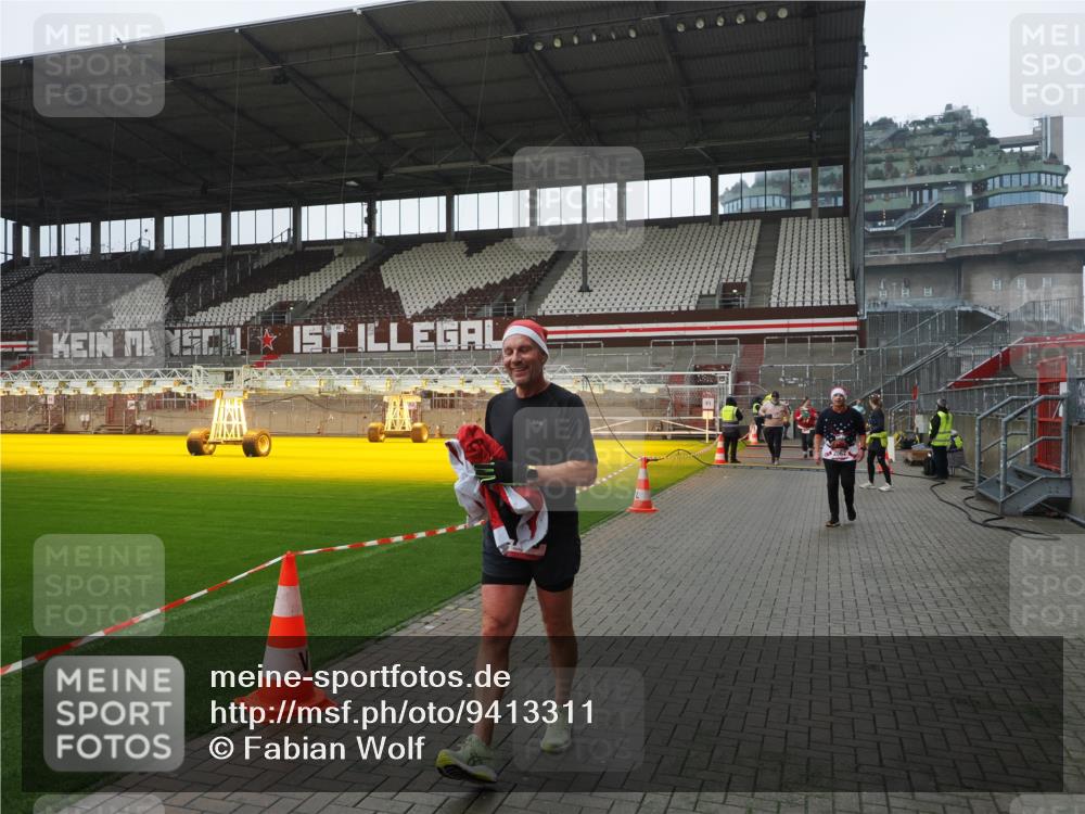 07.12.2025 - St. Pauli X-Mass-Run No. 15 Fabian Wolf http://msf.ph/oto/9413311 07.12.2025 11:19:28 Ziel 295, 302, 367, 373, 797, 1563, 2062, 2788, 3205 meine-sportfotos.de