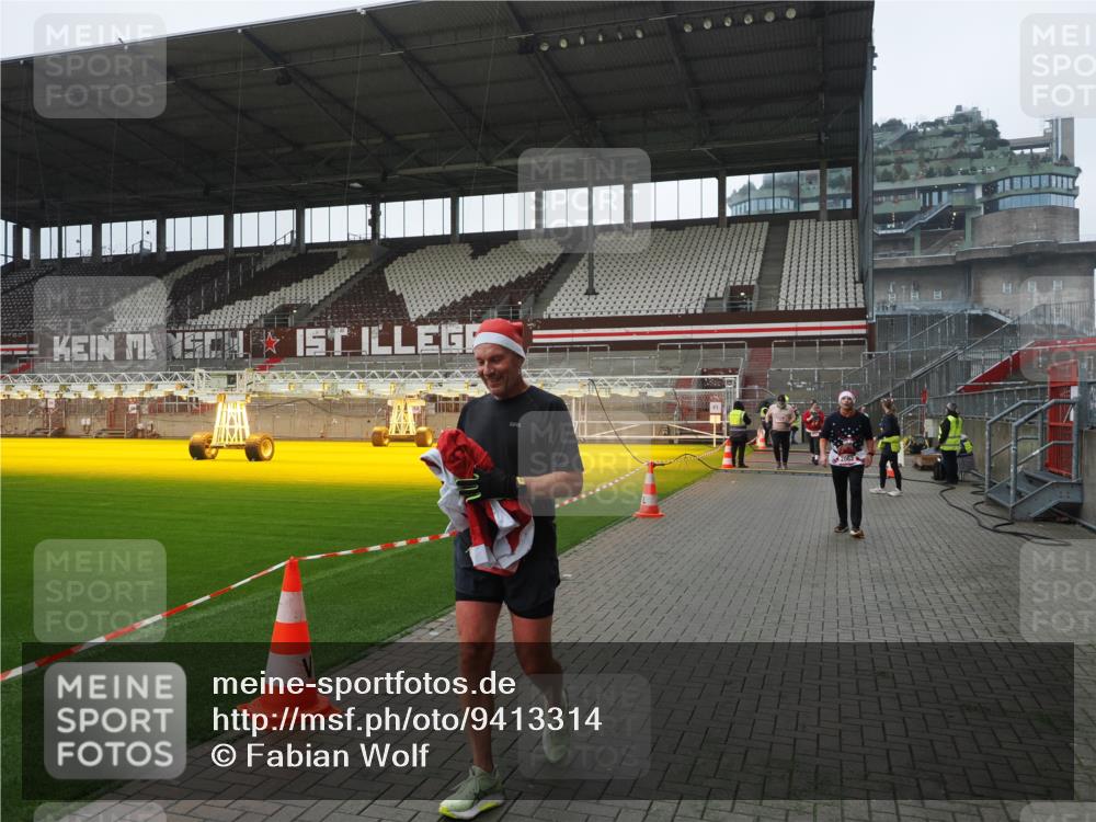 07.12.2025 - St. Pauli X-Mass-Run No. 15 Fabian Wolf http://msf.ph/oto/9413314 07.12.2025 11:19:28 Ziel 295, 302, 367, 373, 797, 1563, 2062, 2788, 3205 meine-sportfotos.de
