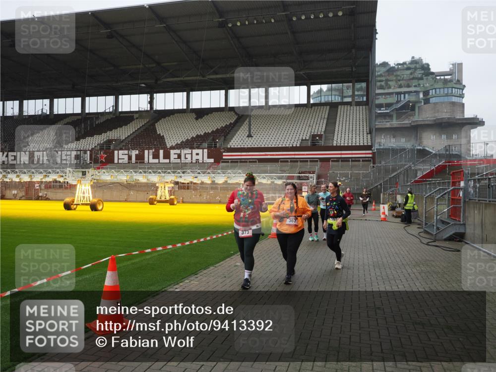 07.12.2025 - St. Pauli X-Mass-Run No. 15 Fabian Wolf http://msf.ph/oto/9413392 07.12.2025 11:19:39 Ziel 367, 373, 797, 1336, 1343, 1563, 2062, 2217, 3160 meine-sportfotos.de