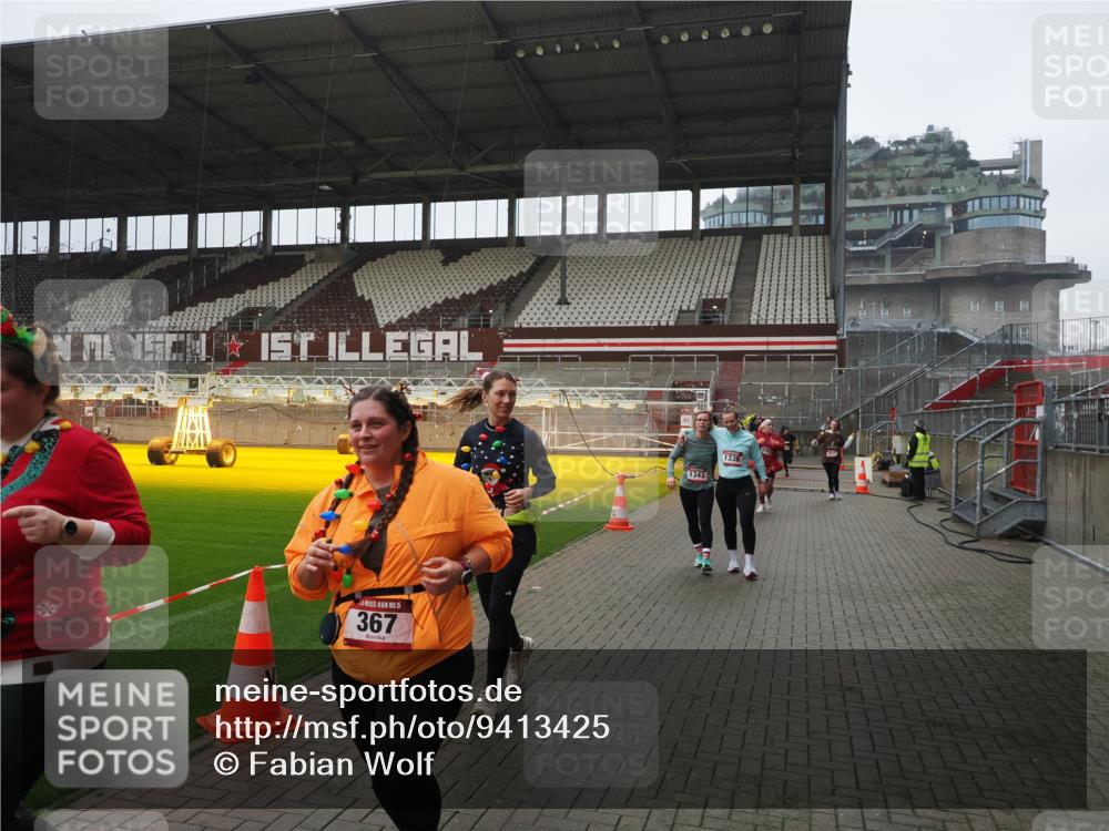 07.12.2025 - St. Pauli X-Mass-Run No. 15 Fabian Wolf http://msf.ph/oto/9413425 07.12.2025 11:19:42 Ziel 367, 373, 1336, 1343, 1563, 2217, 3160, 3822, 3823 meine-sportfotos.de