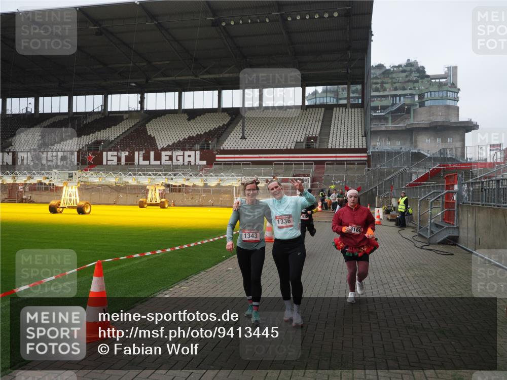 07.12.2025 - St. Pauli X-Mass-Run No. 15 Fabian Wolf http://msf.ph/oto/9413445 07.12.2025 11:19:45 Ziel 367, 373, 1336, 1343, 1563, 2217, 2581, 3075, 3160, 3822, 3823 meine-sportfotos.de