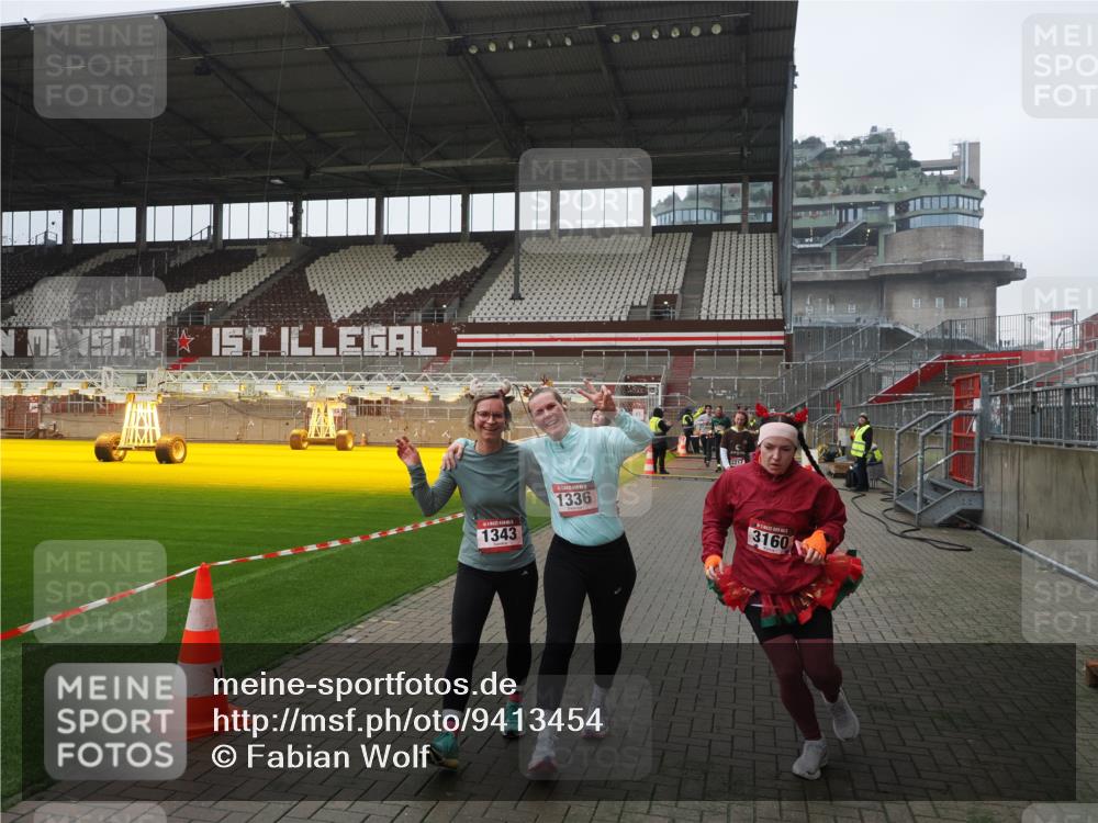 07.12.2025 - St. Pauli X-Mass-Run No. 15 Fabian Wolf http://msf.ph/oto/9413454 07.12.2025 11:19:45 Ziel 367, 373, 1336, 1343, 1563, 2217, 2581, 3075, 3160, 3822, 3823 meine-sportfotos.de