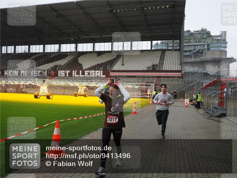 07.12.2025 - St. Pauli X-Mass-Run No. 15 Fabian Wolf http://msf.ph/oto/9413496 07.12.2025 11:19:51 Ziel 1336, 1343, 2217, 2581, 2771, 3075, 3160, 3822, 3823 meine-sportfotos.de