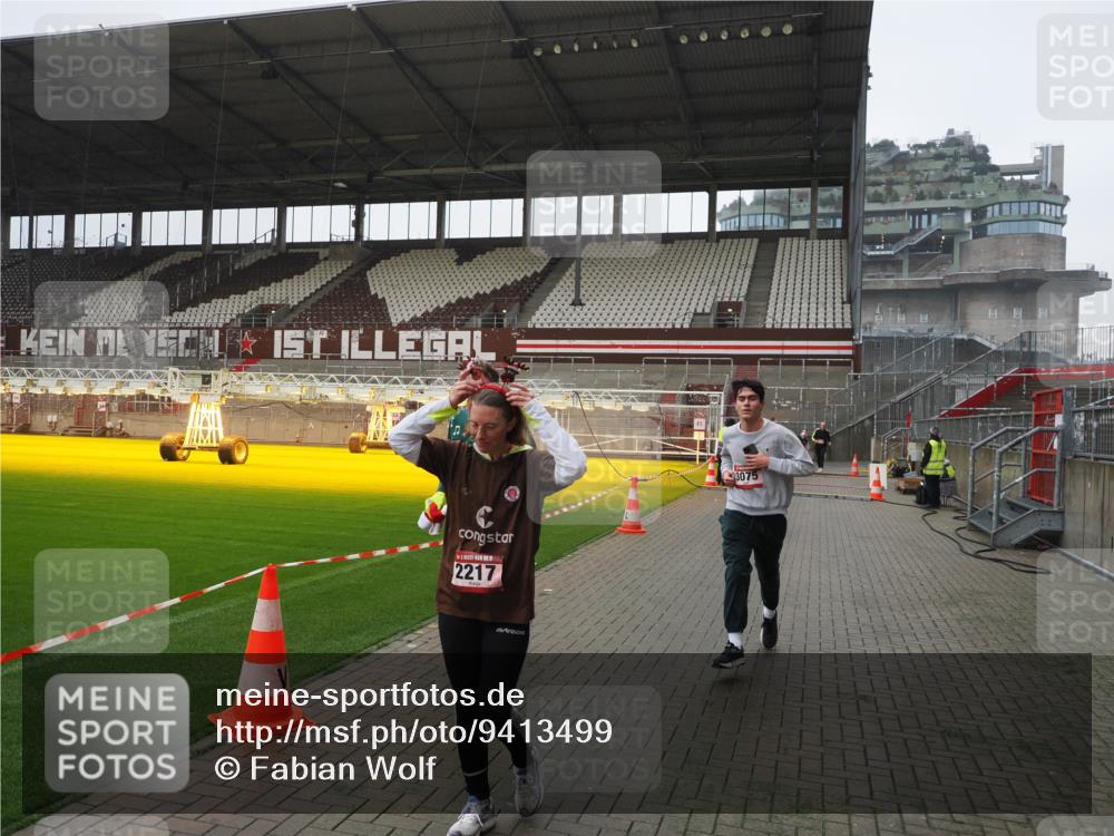 07.12.2025 - St. Pauli X-Mass-Run No. 15 Fabian Wolf http://msf.ph/oto/9413499 07.12.2025 11:19:51 Ziel 1336, 1343, 2217, 2581, 2771, 3075, 3160, 3822, 3823 meine-sportfotos.de
