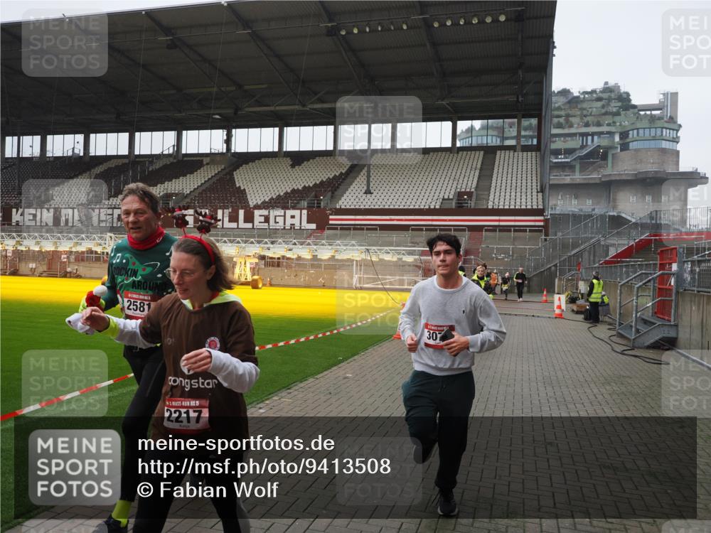 07.12.2025 - St. Pauli X-Mass-Run No. 15 Fabian Wolf http://msf.ph/oto/9413508 07.12.2025 11:19:51 Ziel 1336, 1343, 2217, 2581, 2771, 3075, 3160, 3822, 3823 meine-sportfotos.de
