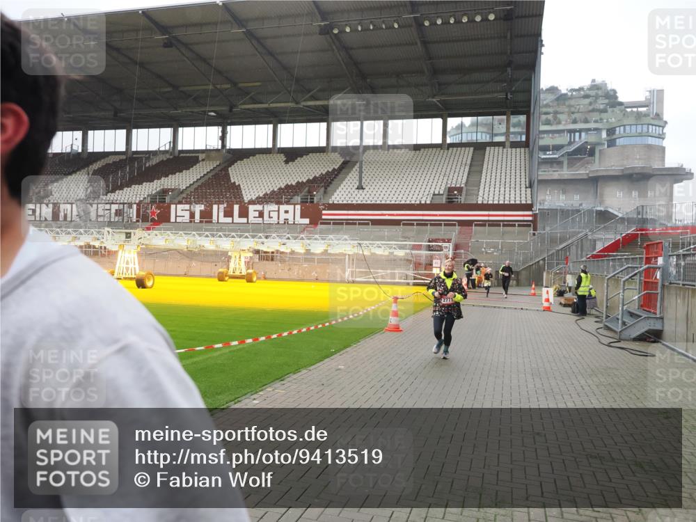 07.12.2025 - St. Pauli X-Mass-Run No. 15 Fabian Wolf http://msf.ph/oto/9413519 07.12.2025 11:19:52 Ziel 1343, 2217, 2581, 2771, 3075, 3160, 3822, 3823 meine-sportfotos.de