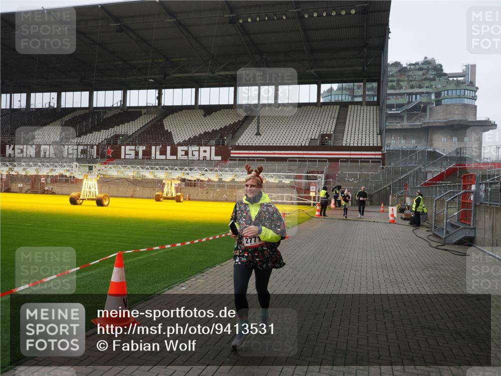 07.12.2025 - St. Pauli X-Mass-Run No. 15 Fabian Wolf http://msf.ph/oto/9413531 07.12.2025 11:19:54 Ziel 2217, 2581, 2771, 3075, 3160, 3170, 3324, 3822, 3823 meine-sportfotos.de