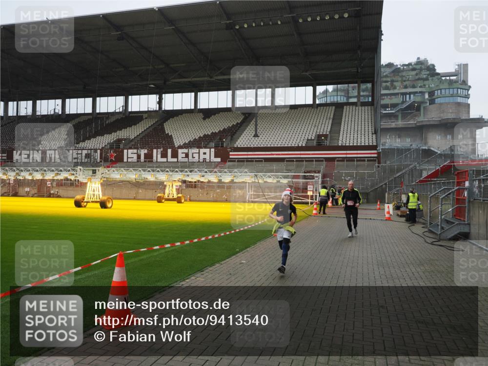07.12.2025 - St. Pauli X-Mass-Run No. 15 Fabian Wolf http://msf.ph/oto/9413540 07.12.2025 11:19:57 Ziel 2217, 2581, 2771, 3075, 3160, 3170, 3324, 3822, 3823 meine-sportfotos.de