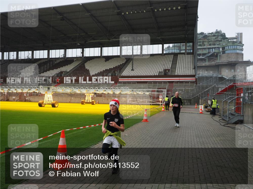 07.12.2025 - St. Pauli X-Mass-Run No. 15 Fabian Wolf http://msf.ph/oto/9413552 07.12.2025 11:19:58 Ziel 2217, 2581, 2771, 3075, 3160, 3170, 3324, 3822, 3823 meine-sportfotos.de