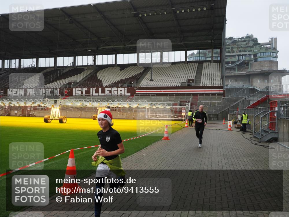 07.12.2025 - St. Pauli X-Mass-Run No. 15 Fabian Wolf http://msf.ph/oto/9413555 07.12.2025 11:19:58 Ziel 2217, 2581, 2771, 3075, 3160, 3170, 3324, 3822, 3823 meine-sportfotos.de