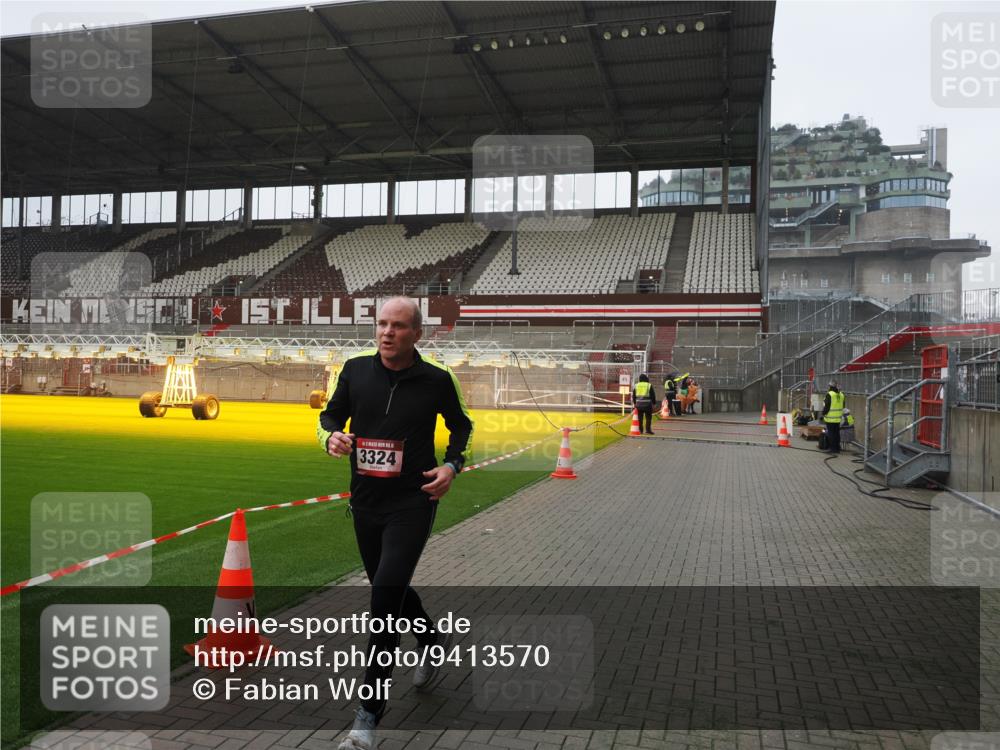 07.12.2025 - St. Pauli X-Mass-Run No. 15 Fabian Wolf http://msf.ph/oto/9413570 07.12.2025 11:20:01 Ziel 2581, 2771, 3075, 3170, 3324, 3822, 3823 meine-sportfotos.de