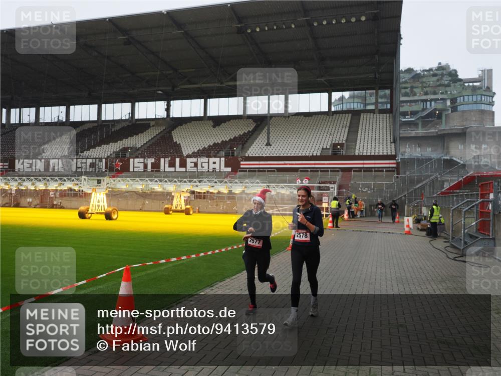 07.12.2025 - St. Pauli X-Mass-Run No. 15 Fabian Wolf http://msf.ph/oto/9413579 07.12.2025 11:20:12 Ziel 2577, 2578, 3170, 3324 meine-sportfotos.de
