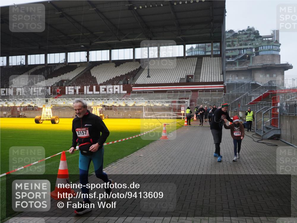 07.12.2025 - St. Pauli X-Mass-Run No. 15 Fabian Wolf http://msf.ph/oto/9413609 07.12.2025 11:20:26 Ziel 1135, 2132, 2134, 2305, 2577, 2578, 3129, 3157, 3309, 4637 meine-sportfotos.de