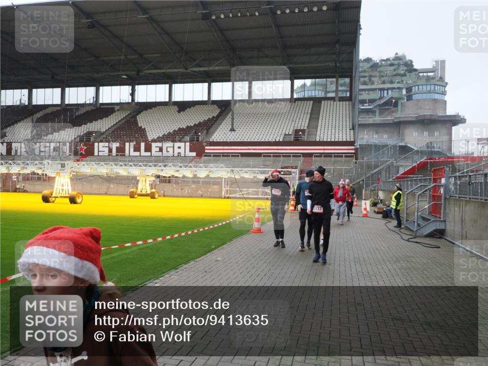 07.12.2025 - St. Pauli X-Mass-Run No. 15 Fabian Wolf http://msf.ph/oto/9413635 07.12.2025 11:20:32 Ziel 1020, 1135, 1614, 2132, 2134, 2242, 2305, 3129, 3157, 3309, 4637 meine-sportfotos.de