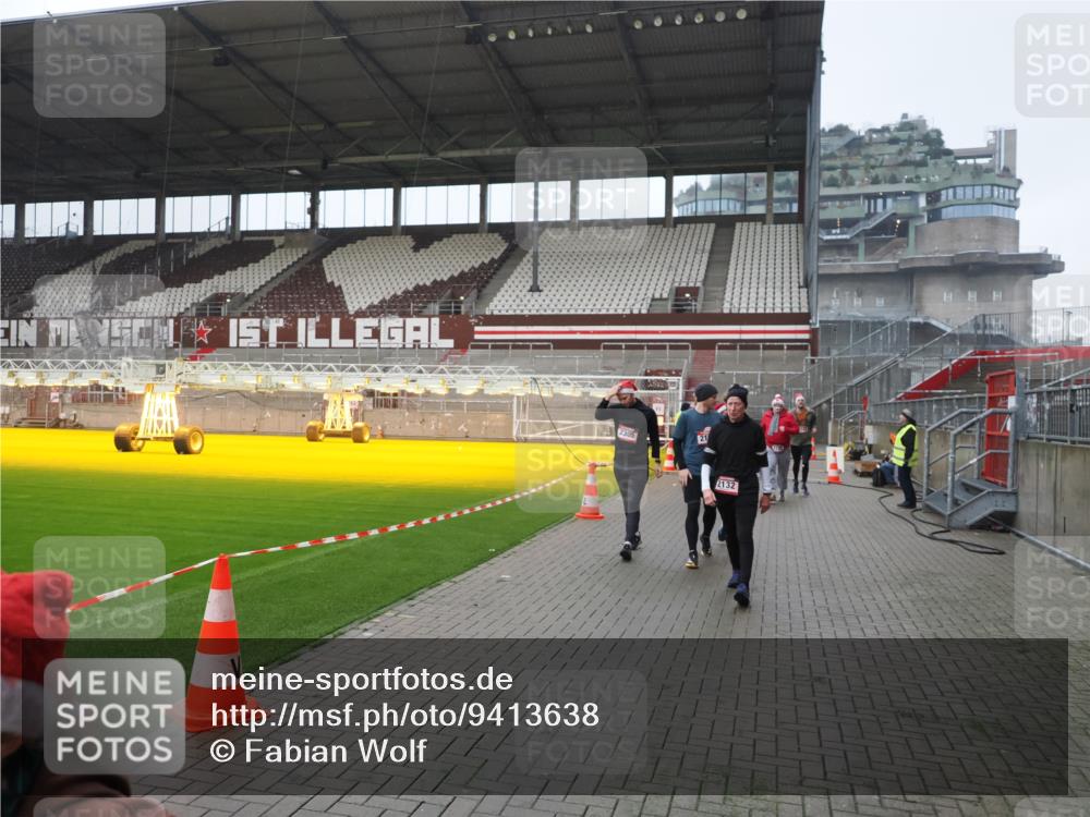 07.12.2025 - St. Pauli X-Mass-Run No. 15 Fabian Wolf http://msf.ph/oto/9413638 07.12.2025 11:20:32 Ziel 1020, 1135, 1614, 2132, 2134, 2242, 2305, 3129, 3157, 3309, 4637 meine-sportfotos.de