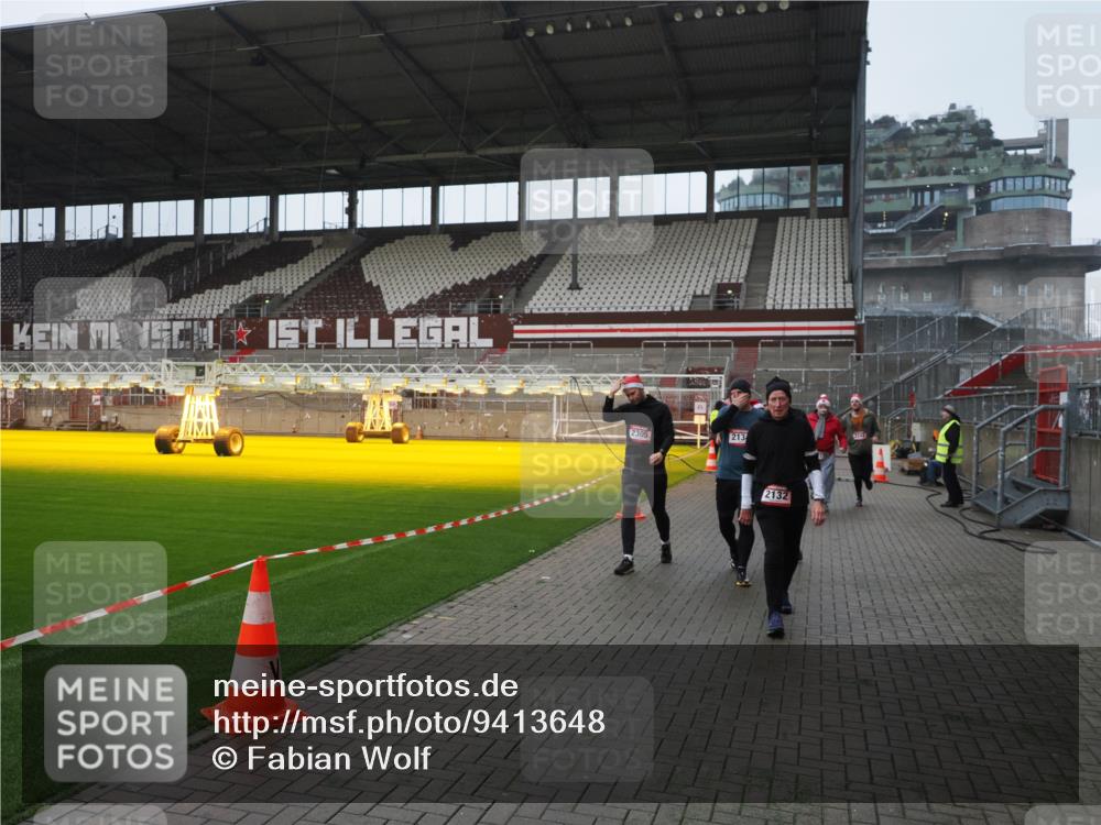 07.12.2025 - St. Pauli X-Mass-Run No. 15 Fabian Wolf http://msf.ph/oto/9413648 07.12.2025 11:20:32 Ziel 1020, 1135, 1614, 2132, 2134, 2242, 2305, 3129, 3157, 3309, 4637 meine-sportfotos.de