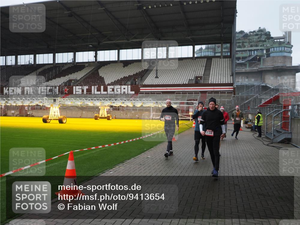 07.12.2025 - St. Pauli X-Mass-Run No. 15 Fabian Wolf http://msf.ph/oto/9413654 07.12.2025 11:20:33 Ziel 1020, 1135, 1614, 2132, 2134, 2242, 2305, 3129, 3157, 3309, 4637 meine-sportfotos.de