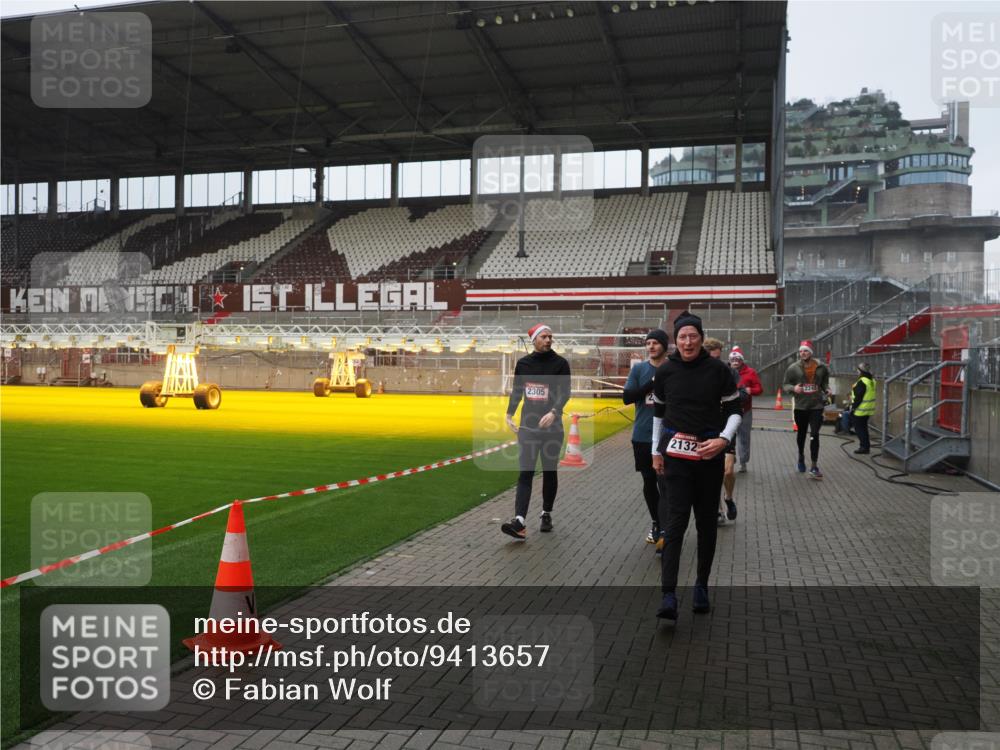 07.12.2025 - St. Pauli X-Mass-Run No. 15 Fabian Wolf http://msf.ph/oto/9413657 07.12.2025 11:20:33 Ziel 1020, 1135, 1614, 2132, 2134, 2242, 2305, 3129, 3157, 3309, 4637 meine-sportfotos.de