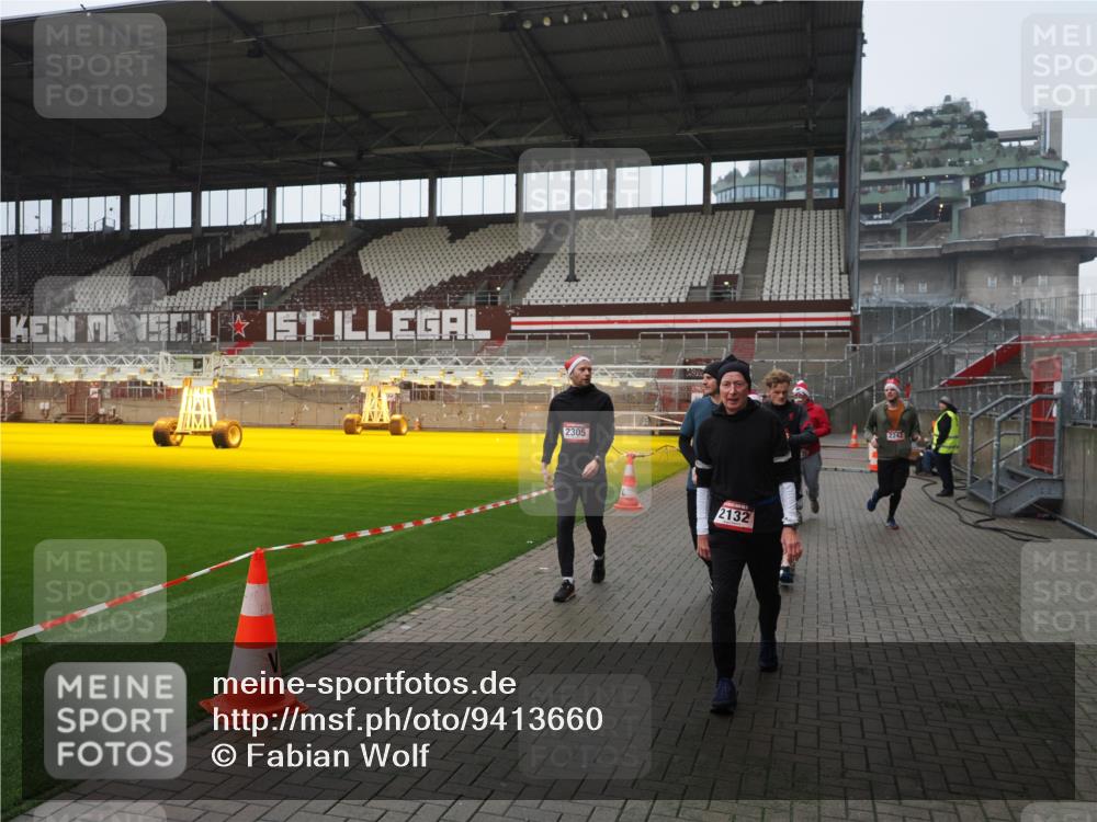 07.12.2025 - St. Pauli X-Mass-Run No. 15 Fabian Wolf http://msf.ph/oto/9413660 07.12.2025 11:20:33 Ziel 1020, 1135, 1614, 2132, 2134, 2242, 2305, 3129, 3157, 3309, 4637 meine-sportfotos.de