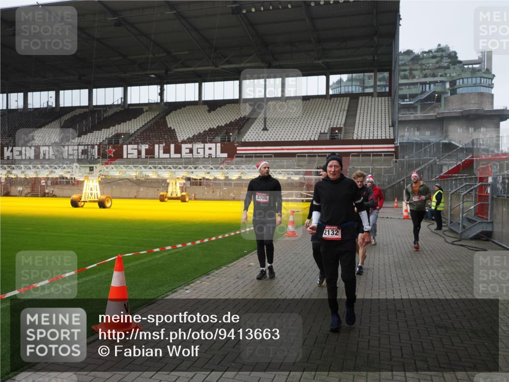 07.12.2025 - St. Pauli X-Mass-Run No. 15 Fabian Wolf http://msf.ph/oto/9413663 07.12.2025 11:20:34 Ziel 1020, 1135, 1614, 2132, 2134, 2242, 2305, 3129, 3157, 3309, 4637 meine-sportfotos.de
