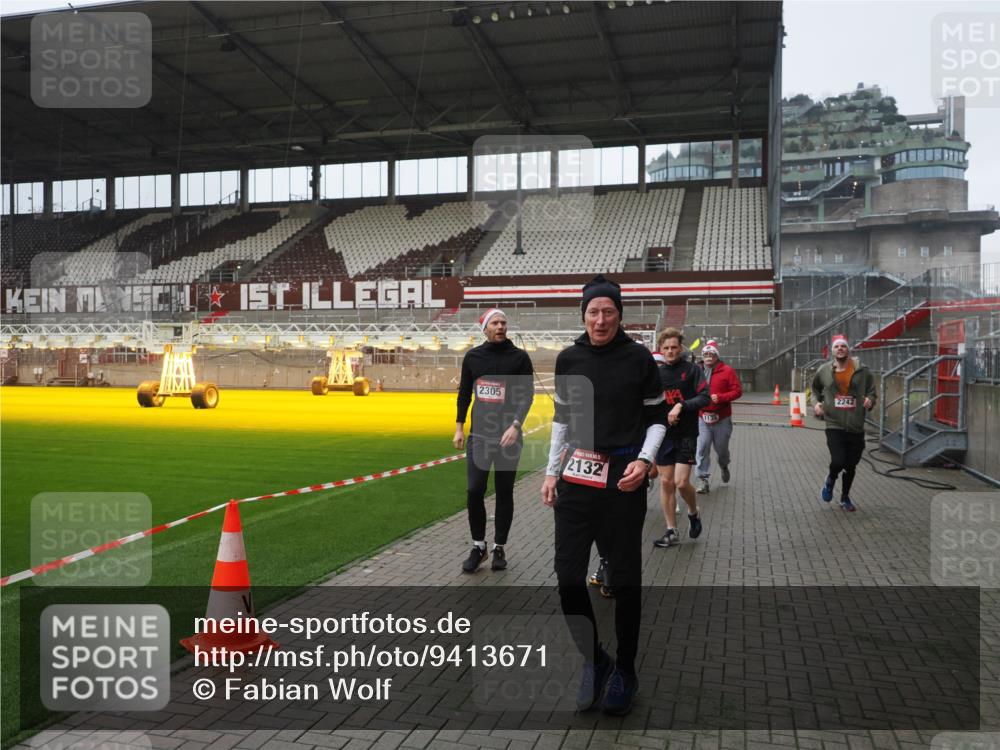 07.12.2025 - St. Pauli X-Mass-Run No. 15 Fabian Wolf http://msf.ph/oto/9413671 07.12.2025 11:20:34 Ziel 1020, 1135, 1614, 2132, 2134, 2242, 2305, 3129, 3157, 3309, 4637 meine-sportfotos.de