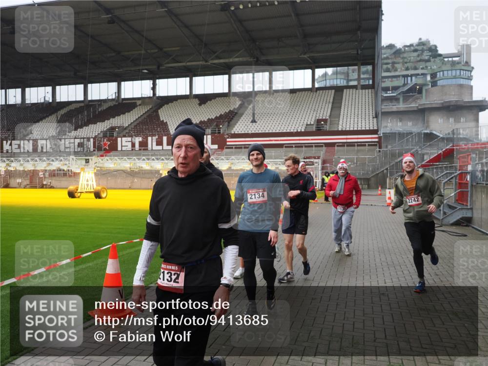 07.12.2025 - St. Pauli X-Mass-Run No. 15 Fabian Wolf http://msf.ph/oto/9413685 07.12.2025 11:20:35 Ziel 1020, 1135, 1614, 2132, 2134, 2242, 2305, 3129, 3309 meine-sportfotos.de