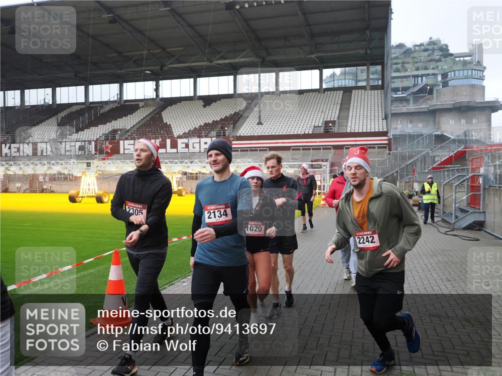 07.12.2025 - St. Pauli X-Mass-Run No. 15 Fabian Wolf http://msf.ph/oto/9413697 07.12.2025 11:20:36 Ziel 1020, 1135, 1614, 2132, 2134, 2242, 2305, 3129, 3309 meine-sportfotos.de