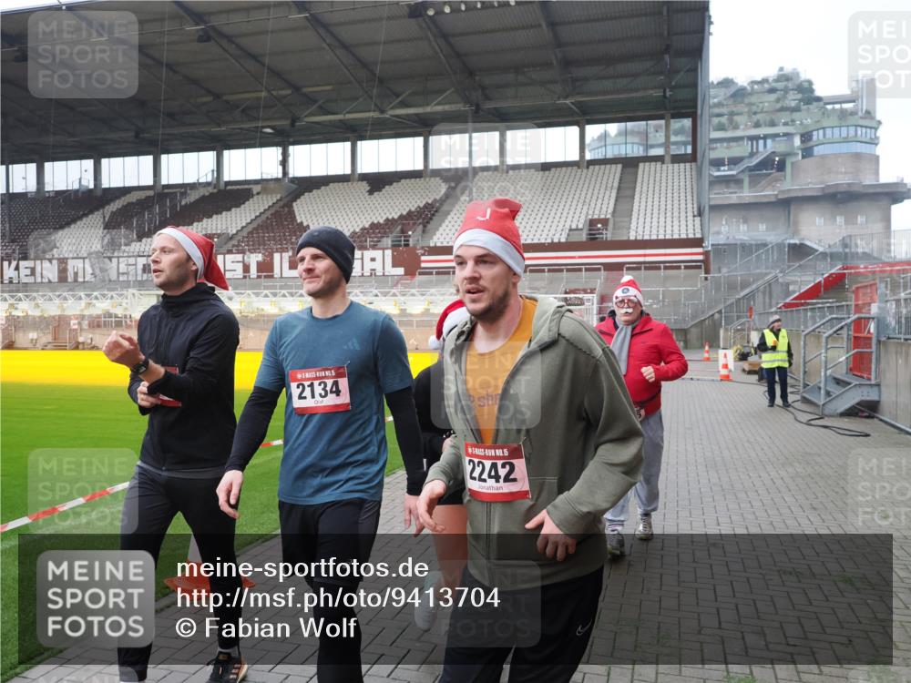 07.12.2025 - St. Pauli X-Mass-Run No. 15 Fabian Wolf http://msf.ph/oto/9413704 07.12.2025 11:20:37 Ziel 1020, 1135, 1614, 2132, 2134, 2242, 2305, 3129, 3309 meine-sportfotos.de