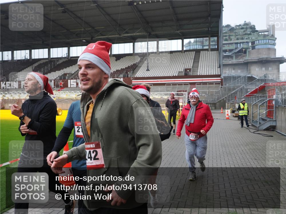 07.12.2025 - St. Pauli X-Mass-Run No. 15 Fabian Wolf http://msf.ph/oto/9413708 07.12.2025 11:20:37 Ziel 1020, 1135, 1614, 2132, 2134, 2242, 2305, 3129, 3309 meine-sportfotos.de