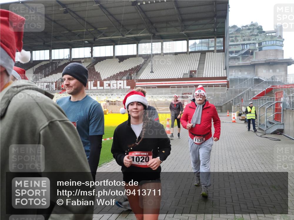 07.12.2025 - St. Pauli X-Mass-Run No. 15 Fabian Wolf http://msf.ph/oto/9413711 07.12.2025 11:20:37 Ziel 1020, 1135, 1614, 2132, 2134, 2242, 2305, 3129, 3309 meine-sportfotos.de