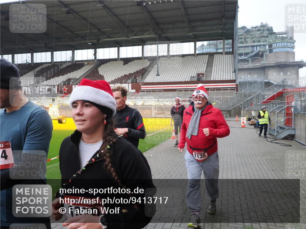 07.12.2025 - St. Pauli X-Mass-Run No. 15 Fabian Wolf http://msf.ph/oto/9413717 07.12.2025 11:20:37 Ziel 1020, 1135, 1614, 2132, 2134, 2242, 2305, 3129, 3309 meine-sportfotos.de