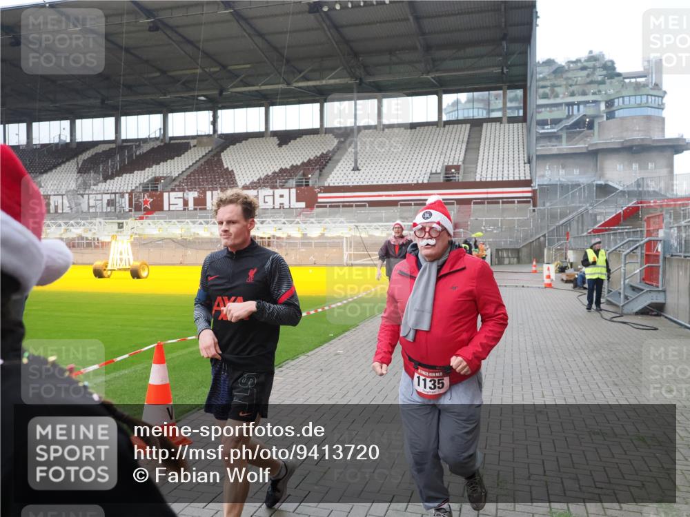 07.12.2025 - St. Pauli X-Mass-Run No. 15 Fabian Wolf http://msf.ph/oto/9413720 07.12.2025 11:20:38 Ziel 1020, 1135, 1614, 2132, 2134, 2242, 2305, 3129, 3309 meine-sportfotos.de