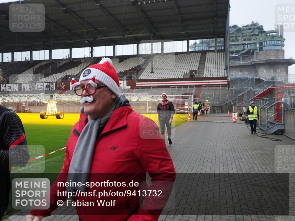 07.12.2025 - St. Pauli X-Mass-Run No. 15 Fabian Wolf http://msf.ph/oto/9413732 07.12.2025 11:20:38 Ziel 1020, 1135, 1614, 2132, 2134, 2242, 2305, 3129, 3309 meine-sportfotos.de