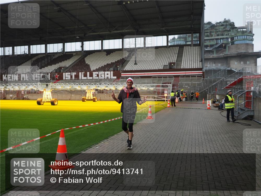 07.12.2025 - St. Pauli X-Mass-Run No. 15 Fabian Wolf http://msf.ph/oto/9413741 07.12.2025 11:20:40 Ziel 1020, 1135, 1614, 2132, 2134, 2242, 2305 meine-sportfotos.de