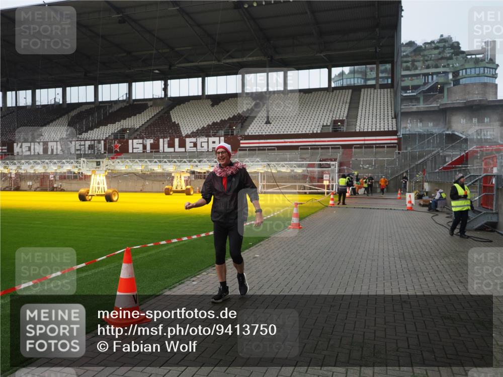 07.12.2025 - St. Pauli X-Mass-Run No. 15 Fabian Wolf http://msf.ph/oto/9413750 07.12.2025 11:20:41 Ziel 1020, 1135, 1614, 2132, 2134, 2242, 2305 meine-sportfotos.de