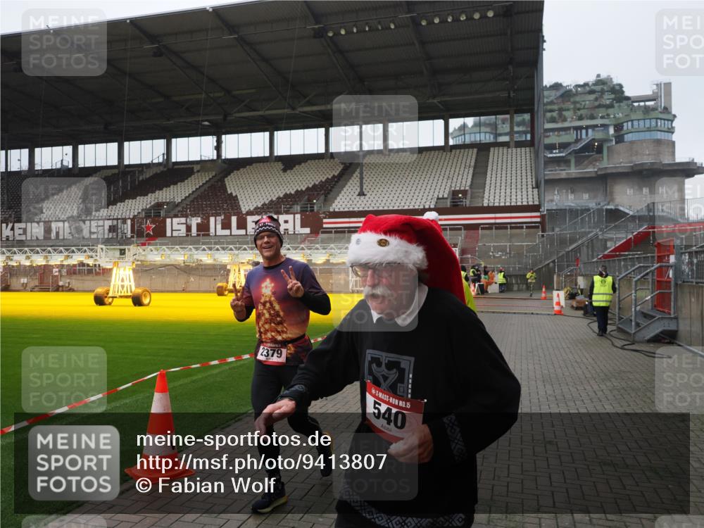 07.12.2025 - St. Pauli X-Mass-Run No. 15 Fabian Wolf http://msf.ph/oto/9413807 07.12.2025 11:20:55 Ziel 540, 765, 2379, 2462, 2601, 3037 meine-sportfotos.de
