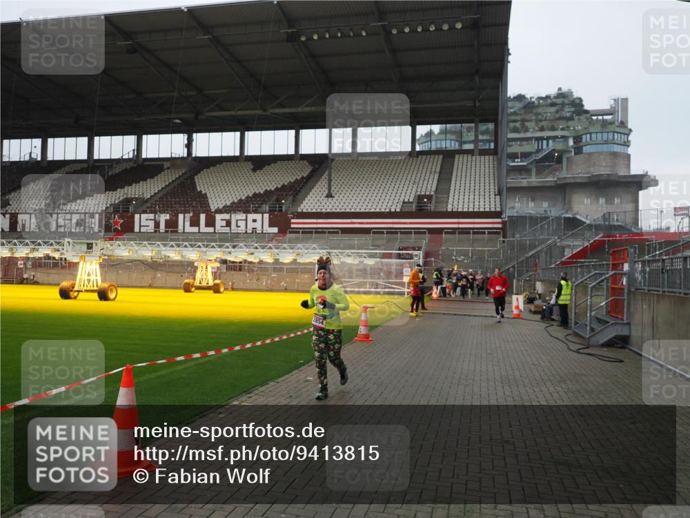 07.12.2025 - St. Pauli X-Mass-Run No. 15 Fabian Wolf http://msf.ph/oto/9413815 07.12.2025 11:21:05 Ziel 540, 2379, 2601, 2854, 3037, 3135 meine-sportfotos.de