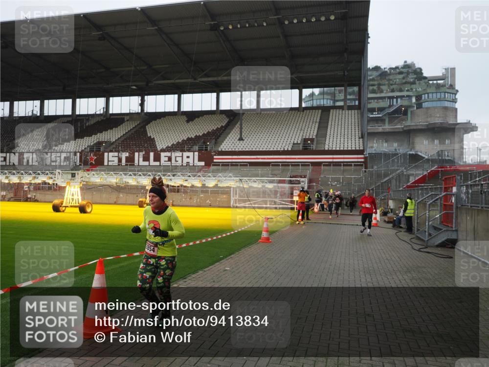 07.12.2025 - St. Pauli X-Mass-Run No. 15 Fabian Wolf http://msf.ph/oto/9413834 07.12.2025 11:21:07 Ziel 540, 2375, 2376, 2854, 3135 meine-sportfotos.de