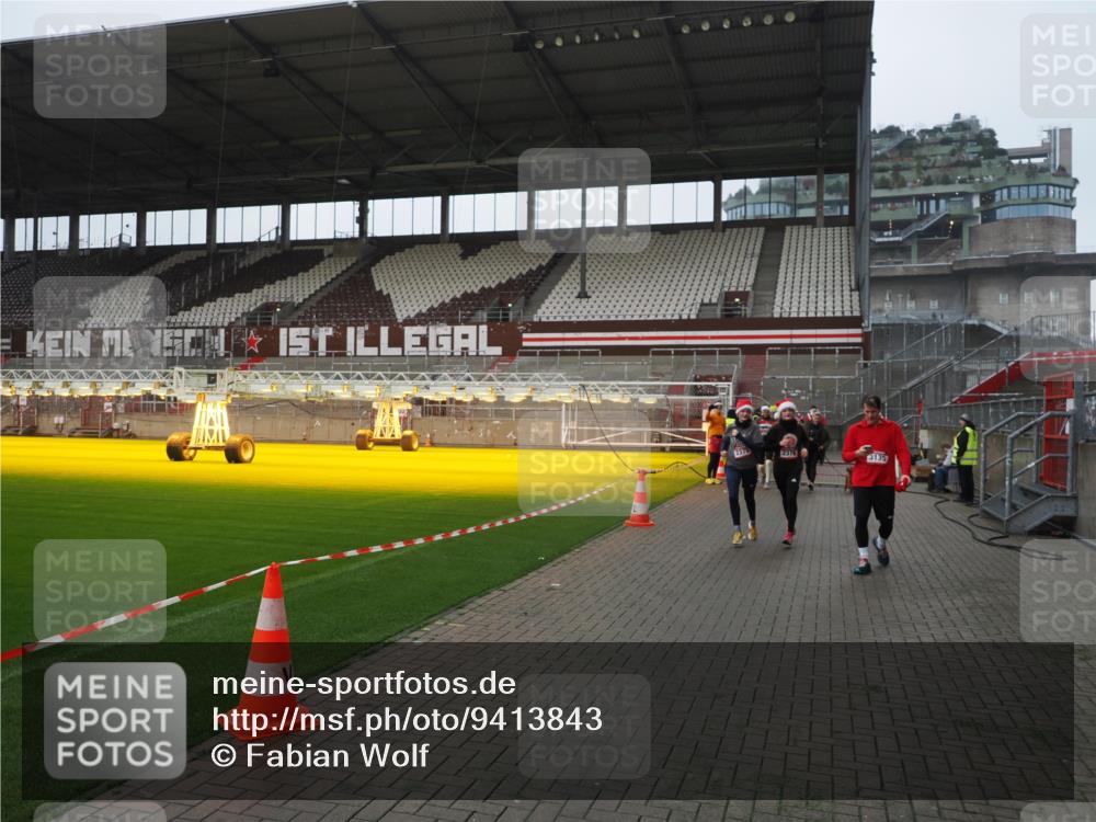 07.12.2025 - St. Pauli X-Mass-Run No. 15 Fabian Wolf http://msf.ph/oto/9413843 07.12.2025 11:21:11 Ziel 2375, 2376, 2854, 2867, 3135, 3220 meine-sportfotos.de