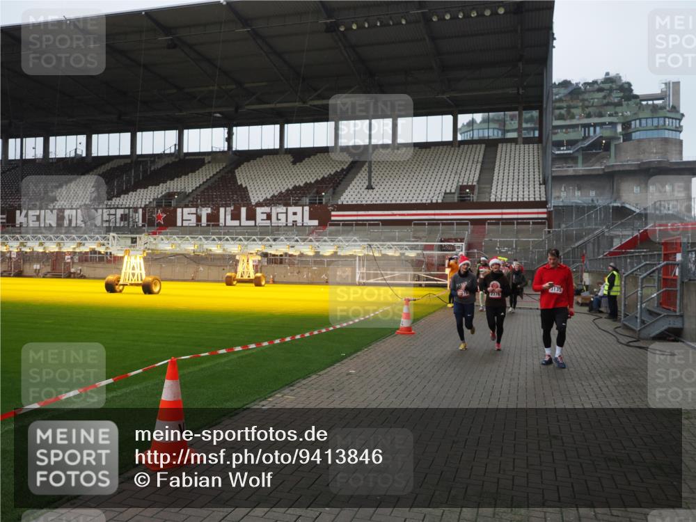 07.12.2025 - St. Pauli X-Mass-Run No. 15 Fabian Wolf http://msf.ph/oto/9413846 07.12.2025 11:21:11 Ziel 2375, 2376, 2854, 2867, 3135, 3220 meine-sportfotos.de