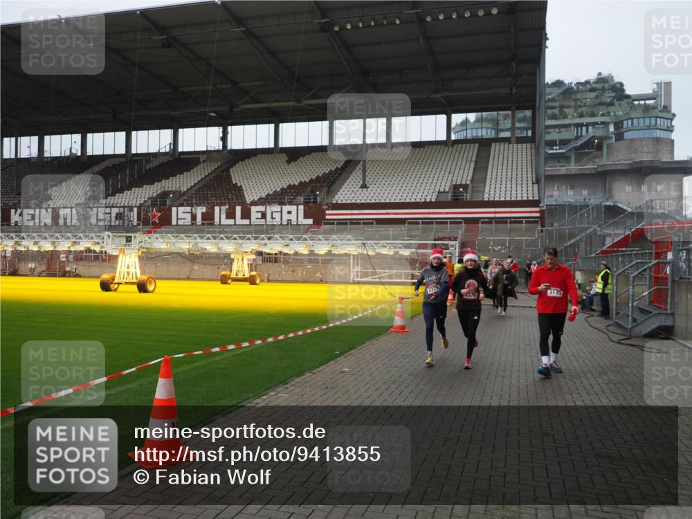 07.12.2025 - St. Pauli X-Mass-Run No. 15 Fabian Wolf http://msf.ph/oto/9413855 07.12.2025 11:21:12 Ziel 2375, 2376, 2854, 2867, 3135, 3220, 3283 meine-sportfotos.de